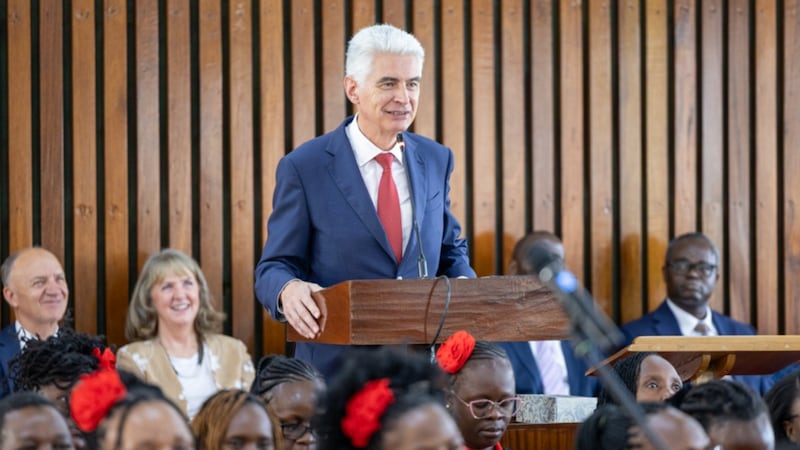 El élder Gérald Caussé se dirige a los miembros en la conferencia de la Estaca Nairobi Kenia Sur el 25 de octubre de 2026.