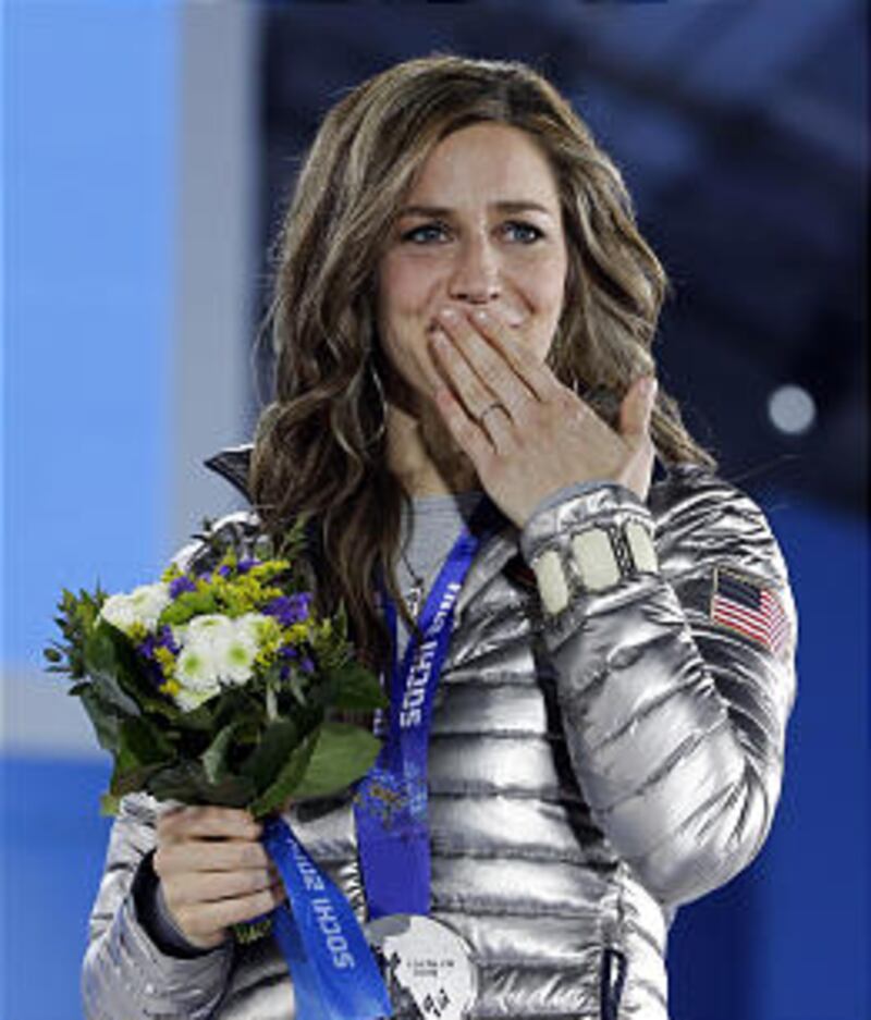 La medallista de plata en skeleton femenino Noelle Pikus Pace de los Estados Unidos se encuentra en el podio durante los Juegos Olímpicos de Invierno de 2014 en Sochi, Rusia.