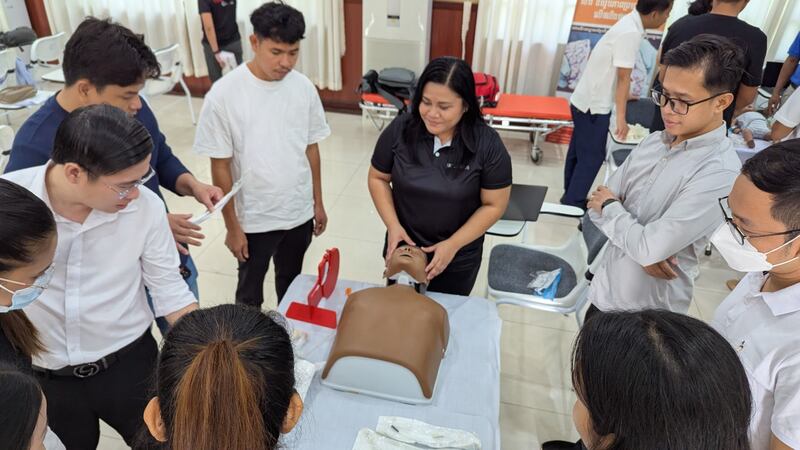Médicos y enfermeras aprenden técnicas para salvar vidas en sesiones de capacitación en medicina de emergencia patrocinadas por la Iglesia en el Hospital Provincial de Kampong Cham del 24 al 27 de marzo de 2025, en Kampong Cham, Camboya.