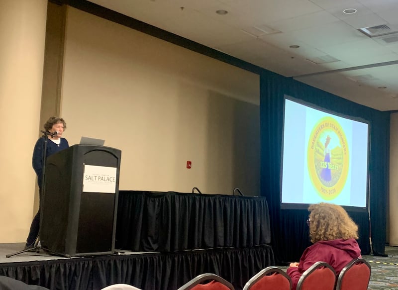 Ellen Jeppson, vigésima sexta presidenta de la Sociedad Internacional Hijas de los Pioneros de Utah, enseña una clase de RootsTech 2026 el jueves 5 de marzo, titulada "Hijas de los Pioneros de Utah: Preservar la historia de los pioneros de Utah que llegaron a Utah de 1847 a 1869".