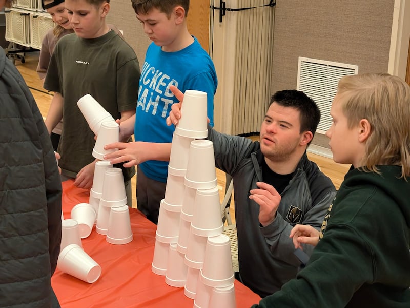 Los participantes del programa de actividades para discapacitados juegan al apilamiento de vasos en Las Vegas, Nevada, en enero de 2026.