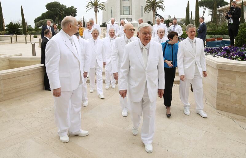 Los miembros de la Primera Presidencia y el Cuórum de los Doce Apóstoles de La Iglesia de Jesucristo de los Santos de los Últimos Días, caminan entre lugares de fotografías en el Centro de Visitantes del Templo de Roma, Italia, en Roma, Italia, el lunes, 11 de marzo de 2019.