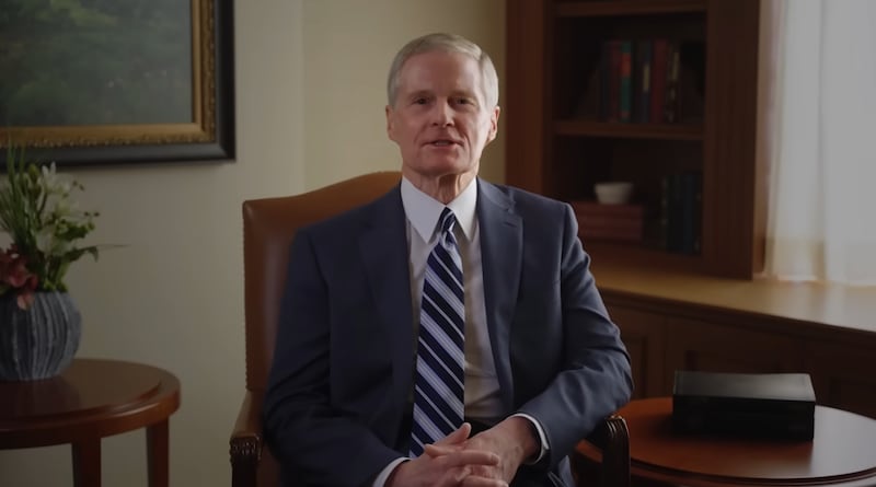 El élder David A. Bednar, del Cuórum de los Doce Apóstoles, se dirige a legisladores y responsables de políticas públicas sobre el fortalecimiento de los lazos familiares con el uso de tecnologías en su mensaje en video presentado en la 3.ª Conferencia Anual de IDCT en Abu Dabi, Emiratos Árabes Unidos, que se llevó a cabo el 3 de junio de 2026.