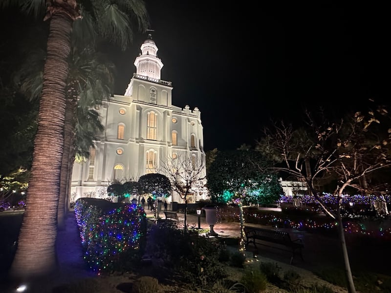 Luces y decoraciones navideñas en exhibición en el Templo de St. George, St. George, Utah, el miércoles 10 de diciembre de 2025.