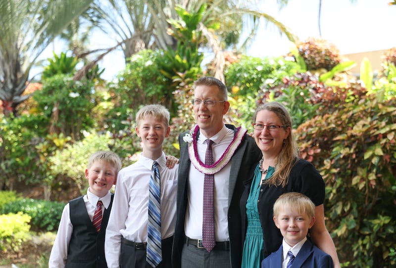 Luke Nichols y su familia posan para una foto antes de la devoción del campus celebrada en el Centro de Actividades Cannon en Laie, Hawái, el martes 29 de septiembre de 2026.