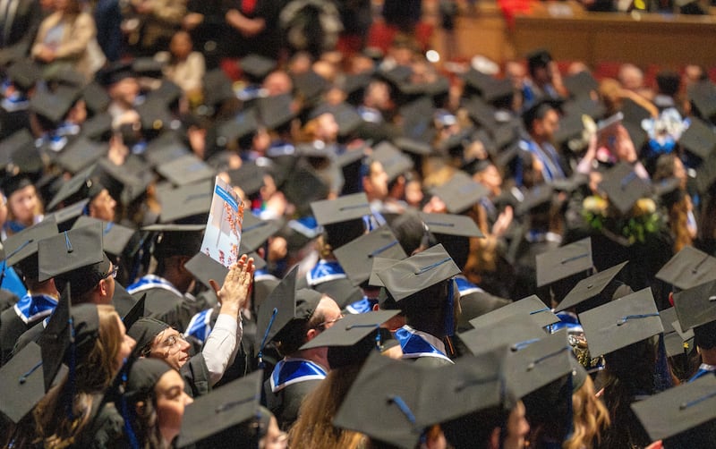 Los graduados de BYU–Idaho se reúnen en el Centro de BYU–I en Rexburg, Idaho, para la ceremonia de graduación celebrada el jueves, 18 de diciembre de 2025.