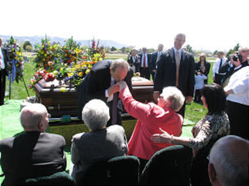 El presidente Thomas S. Monson saluda a la hermana Gwen B. Goaslind durante el servicio en la tumba por su esposo, el élder Jack H. Goaslind Jr., el 2 de mayo de 2011.