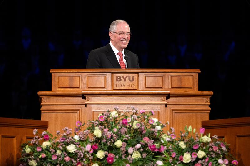 El élder Neil L. Andersen, del Cuórum de los Doce Apóstoles, habla en el Centro de BYU–I durante un devocional el domingo, 22 de febrero de 2026, en Rexburg, Idaho.