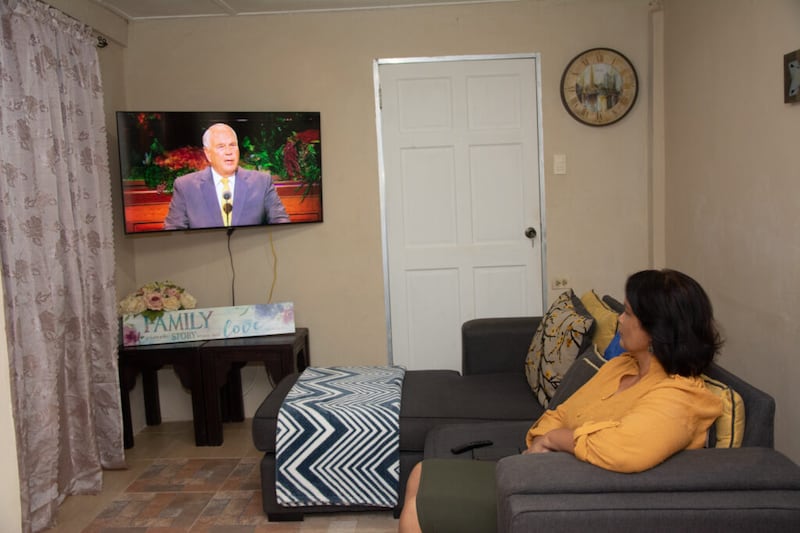 Una hermana de Trinidad y Tobago mira la 191ª Conferencia General Semestral de La Iglesia de Jesucristo de los Santos de los Últimos Días, el sábado, 2 de octubre de 2021.