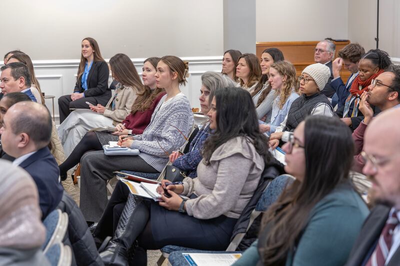 Personas observan y escuchan un panel de discusión sobre los esfuerzos humanitarios en todo el mundo, organizado por La Iglesia de Jesucristo de los Santos de los Últimos Días en Washington, D. C., el miércoles 18 de marzo de 2026.
