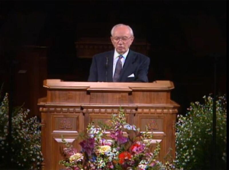 El presidente Gordon B. Hinckley presenta "La Familia: Una Proclamación para el Mundo" por primera vez, durante la Reunión General de la Sociedad de Socorro, el 23 de septiembre de 1995.