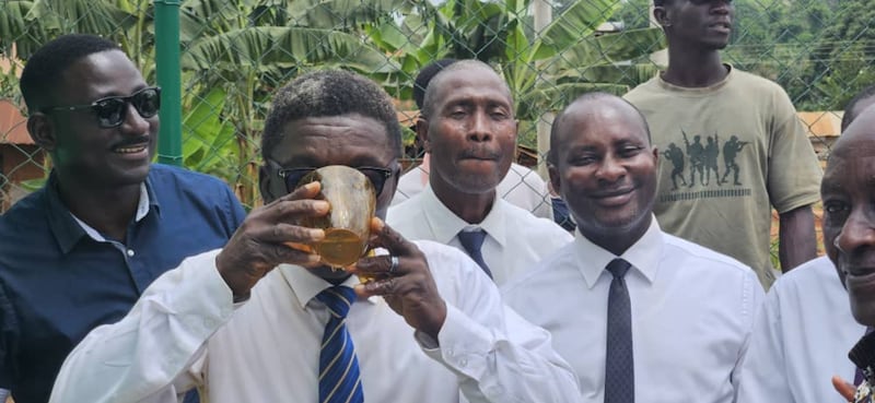 El presidente Prosper Mensah, presidente de la Estaca Ghana Ejisu, bebe un vaso de agua después de la donación por parte de la Iglesia de un pozo de agua en Addokrom, Ghana, el 22 de julio de 2025.