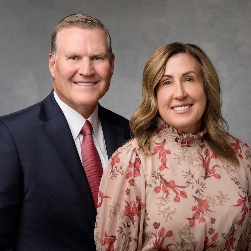 Gregory Peterson y Hollie Peterson, quienes servirán como presidente y compañera de la Misión California Sacramento a partir de julio de 2026.
