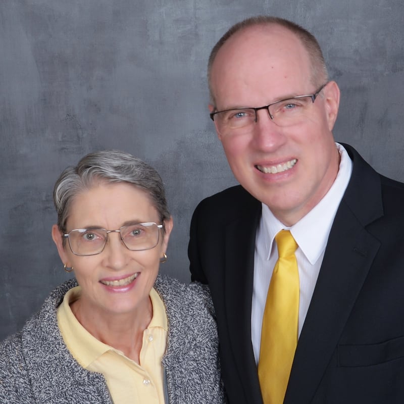 Allen P. Hilton y Julie J. Hilton, quienes servirán como presidente y compañera de la Misión México Veracruz a partir de julio de 2026.