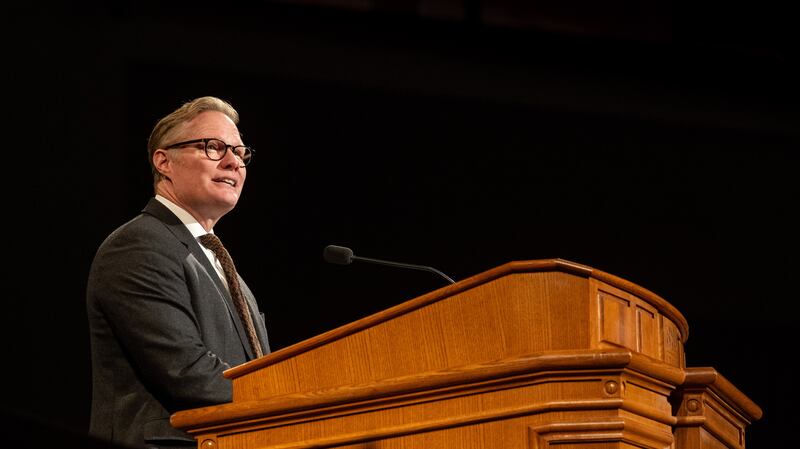 El Élder Karl D. Hirst, Setenta Autoridad General, habla durante un devocional de la Universidad Brigham Young–Idaho el martes 18 de noviembre de 2025.