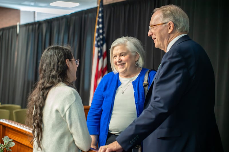 El presidente Bruce C. Kusch, a la derecha, y su esposa, la hermana Alynda Kusch, saludan a una estudiante después de una devoción del Colegio Ensign en Salt Lake City el 22 de septiembre de 2026.