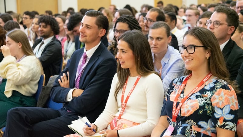 Los adultos jóvenes escuchan al élder Clark G. Gilbert del Quórum de los Doce Apóstoles el domingo 31 de mayo de 2026, durante la Conferencia de Adultos Jóvenes Uno por Uno de La Iglesia de Jesucristo de los Santos de los Últimos Días, celebrada en Lancashire, Inglaterra.