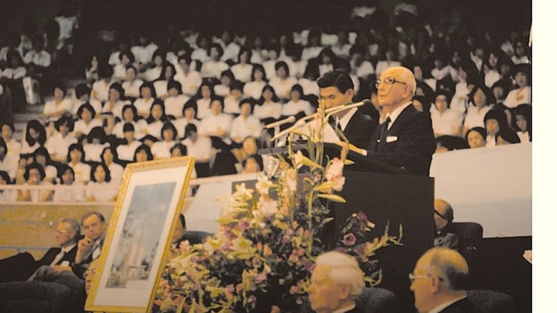 El presidente Spencer W. Kimball, presidente de La Iglesia de Jesucristo de los Santos de los Últimos Días, habla en Tokio, Japón, el 9 de agosto de 1975, como parte de una conferencia en todo el país. Anunció que se construiría un templo en el país.