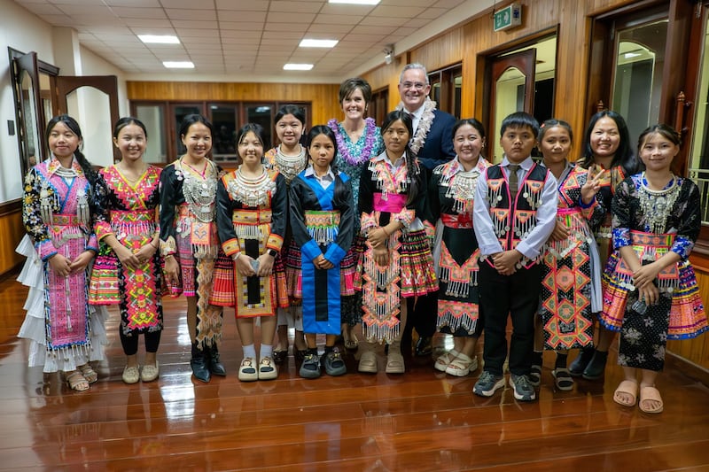 El Élder Patrick Kearon del Quórum de los Doce Apóstoles y la hermana Jennifer Kearon posan para una foto en Laos con miembros de La Iglesia de Jesucristo de los Santos de los Últimos Días vestidos con ropa tradicional Hmong durante su ministerio del 12 al 21 de marzo de 2026 en el Área de Asia de la Iglesia.