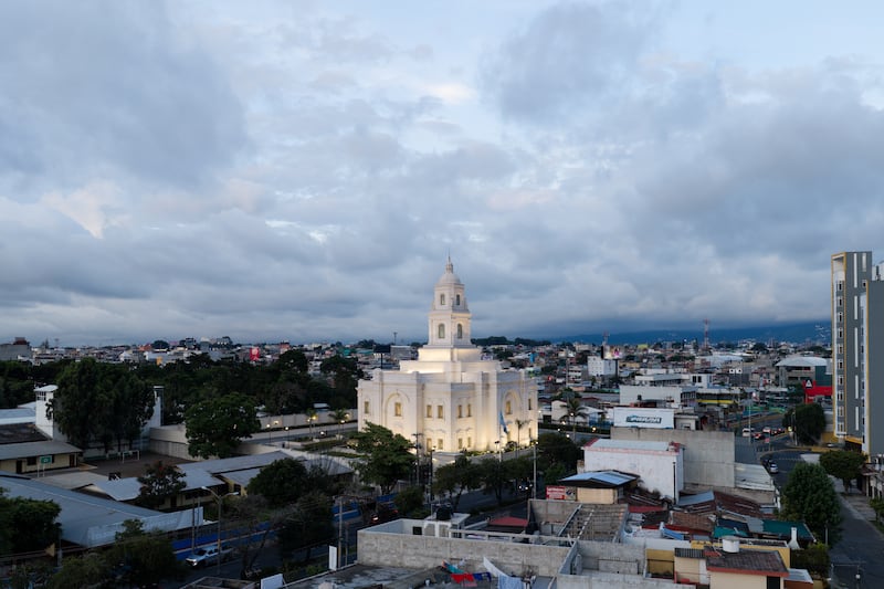 El Templo de Miraflores Ciudad de Guatemala, Guatemala iluminado en un día nublado.
