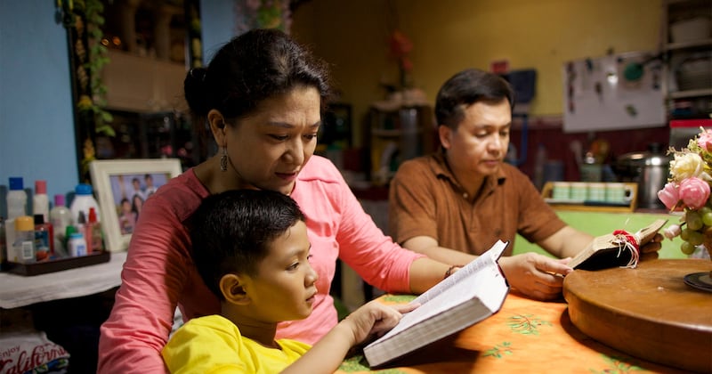 Una familia en Filipinas estudia de las escrituras.