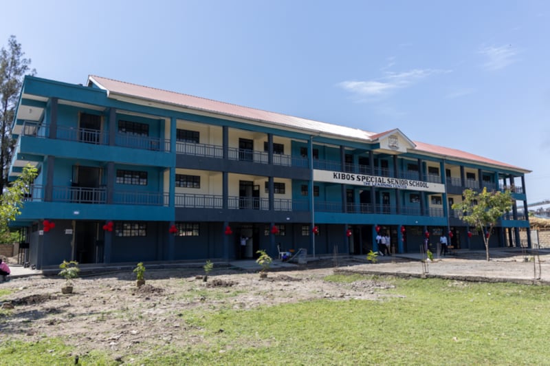 Un nuevo centro de aprendizaje para la Escuela Secundaria Especial Kibos, que atiende a estudiantes ciegos y con discapacidad visual, se encuentra en Kisumu, Kenia, después de haber sido donado por La Iglesia de Jesucristo de los Santos de los Últimos Días y otras organizaciones comunitarias, el 16 de enero de 2026.