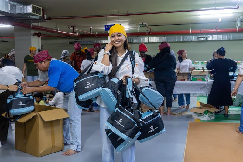 Voluntarios de La Iglesia de Jesucristo de los Santos de los Últimos Días arman paquetes de alimentos durante un proyecto de servicio con amigos y vecinos de la comunidad sij en Dubái, Emiratos Árabes Unidos, el viernes 21 de agosto de 2026.