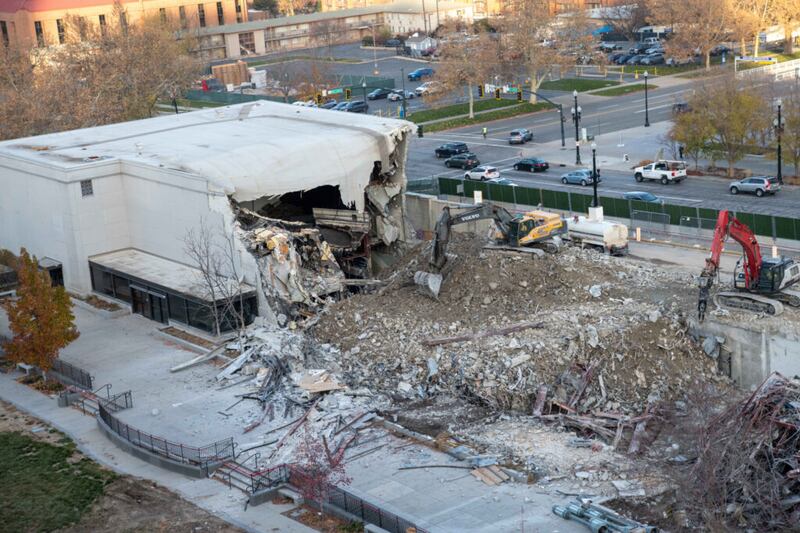 Progreso de la demolición del Centro de Visitantes Norte en la Manzana del Templo en el centro de Salt Lake City el 6 de diciembre de 2021.