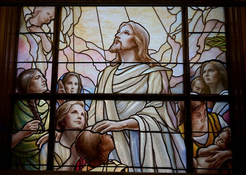Vidrieras artísticas recién instaladas que representan a Jesucristo adornan los edificios de la entrada norte de la Manzana del Templo en Salt Lake City el miércoles, 11 de marzo de 2026.