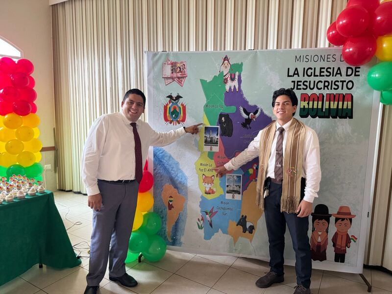 José Rodas y Pedro Aspiazu, quienes ambos sirvieron misiones en Bolivia, señalan su misión en un mapa del país durante la actividad del centro de capacitación misional mini del Primario de la Estaca Samborondón, Ecuador, en Guayaquil, Ecuador, el 21 de febrero de 2026.