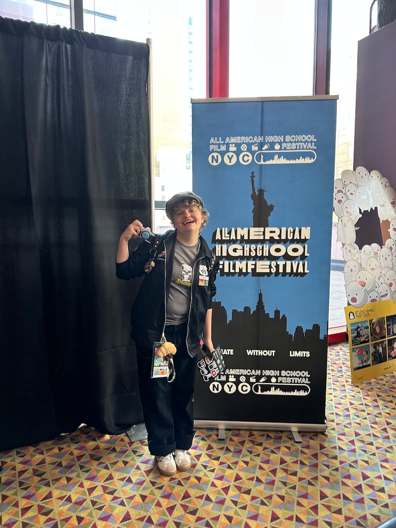 Paige Olsen — ganadora de la categoría de diseño de presentación en el Festival de Cine de Secundaria All-American — posa para una foto en el estreno de su documental sobre su abuelo en la Ciudad de Nueva York, 18 de octubre de 2025.