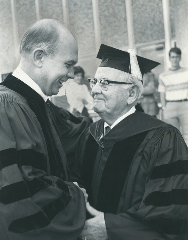 El presidente de BYU, Dallin Oaks, a la izquierda, recibe un apretón de manos y un abrazo del presidente de la Iglesia, Spencer W. Kimball.