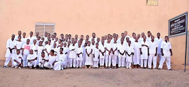 Setenta y cuatro personas se visten de blanco antes de ser bautizadas en La Iglesia de Jesucristo de los Santos de los Últimos Días el sábado en Bamako, Mali, el 18 de abril de 2026.