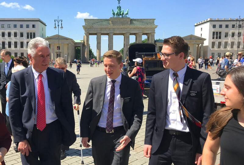 El presidente Dieter F. Uchtdorf visita a misioneros en Berlin, Alemania el 14 de mayo de 2018.