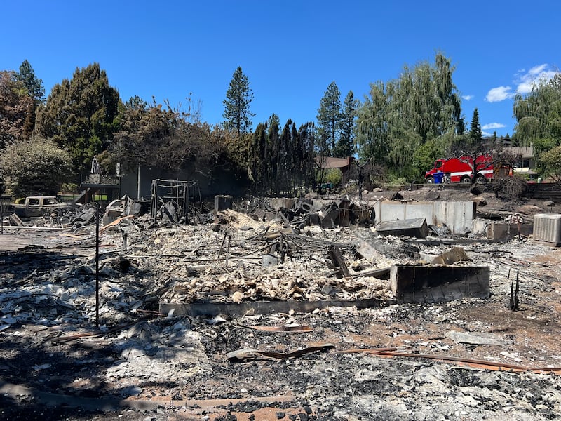 La vista desde la parte trasera de la propiedad donde alguna vez estuvo la casa de la familia Anglesey antes de que el incendio Upriver en Spokane, Washington, arrasara el martes 16 de junio de 2026.