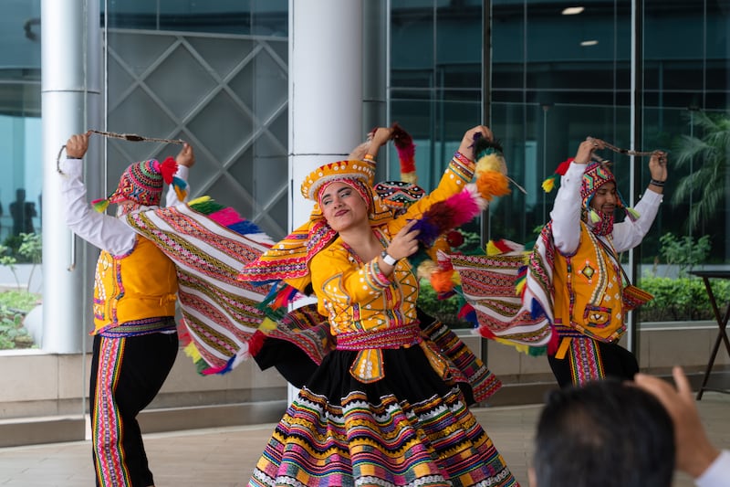 Bailarines actúan en el Primer Simposio Internacional sobre Libertad Religiosa en Lima, Perú, 4-5 de agosto de 2026.
