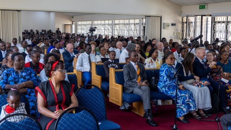 Los miembros de la Estaca Nairobi Kenya Sur escuchan durante la conferencia de estaca con el élder Gérald Caussé el domingo 25 de octubre de 2026.