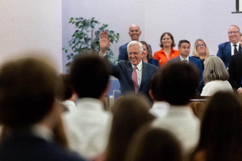 El presidente D. Todd Christofferson, segundo consejero de la Primera Presidencia, saluda a los jóvenes Santos de los Últimos Días en Toronto, Canadá, el sábado 13 de junio de 2026.