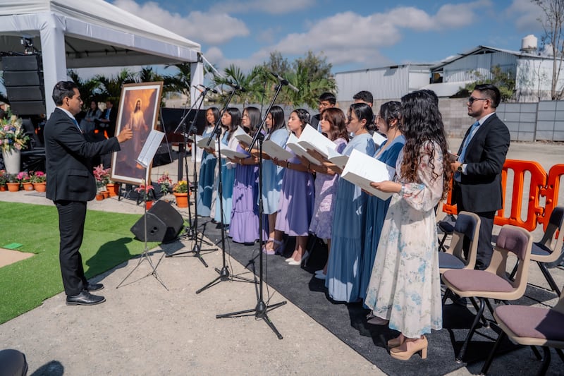 Un coro de jóvenes adultos de Huehuetenango, Guatemala, canta "Creo en Cristo" durante la ceremonia de la palada inicial del Templo de Huehuetenango, Guatemala, el sábado 14 de marzo de 2026.