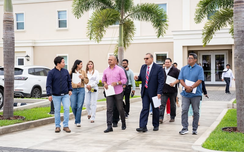 El élder Taylor G. Godoy, Setenta Autoridad General y director ejecutivo asistente del Departamento de Templos, guía a periodistas e invitados especiales en un recorrido por el Templo de Managua, Nicaragua, el lunes 7 de septiembre de 2026.