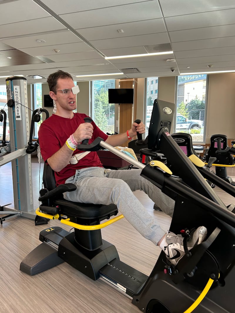 Israel García realiza terapia en interiores en el Hospital de Rehabilitación Craig Neilsen en Salt Lake City en agosto de 2025. Pasó aproximadamente 109 días recibiendo terapia allí.