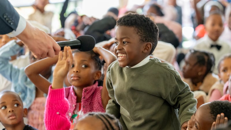 Un niño de la Primaria sonríe y habla por un micrófono en Johannesburgo, Sudáfrica, el domingo 7 de septiembre de 2025.