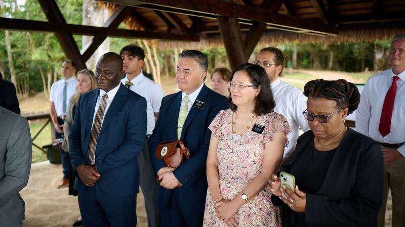 El presidente de la Misión Kenia Nairobi Este, David T. Onekawa, y su esposa, la hermana Lenise Onekawa, en el centro, escuchan en un devocional en Seychelles el 27 de octubre de 2025.