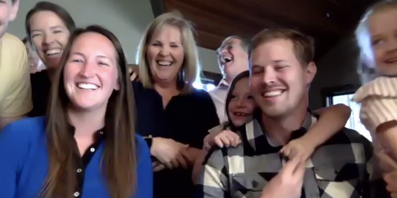Los miembros de la familia del presidente Russell M. Nelson participan de una fiesta de cumpleaños virtual —por videoconferencia— tres días antes de su cumpleaños N.o 96, el domingo, 6 de septiembre de 2020. El presidente Nelson cumplió 96 el 9 de septiembre de 2020.
