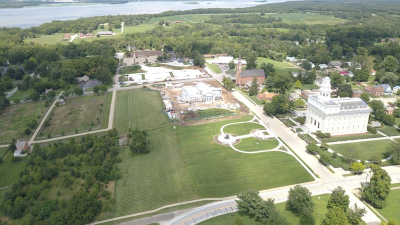 Una vista aérea de la histórica Nauvoo, Illinois, muestra el Templo de Nauvoo, Illinois, y el nuevo Centro de Visitantes del Templo de Nauvoo.