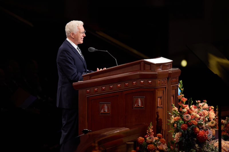 El presidente D. Todd Christofferson, segundo consejero en la Primera Presidencia, habla durante la sesión del sábado por la mañana de la Conferencia General Anual N.º 196 de La Iglesia de Jesucristo de los Santos de los Últimos Días en el Centro de Conferencias en Salt Lake City el 3 de octubre de 2026.