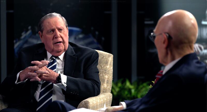 El presidente Jeffrey R. Holland habla con el presidente Dallin H. Oaks sobre BYU.