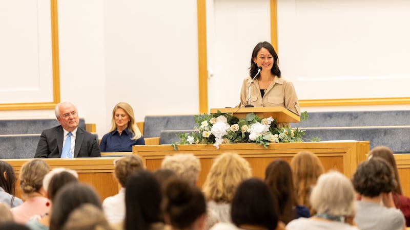 La hermana Kristin M. Yee habla durante una devoción para mujeres en Offenbach, Alemania, el 29 de agosto de 2026.