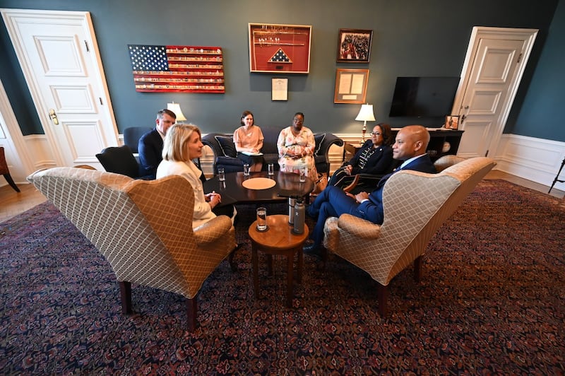 La presidenta Camille N. Johnson y el gobernador de Maryland, Wes Moore, conversan en su oficina en Annapolis, Maryland, el viernes 15 de mayo de 2026. Con ellos están el élder Michael P. Brady, Bente Uhlig, la hermana Eme Martin y Lora Hargrove.