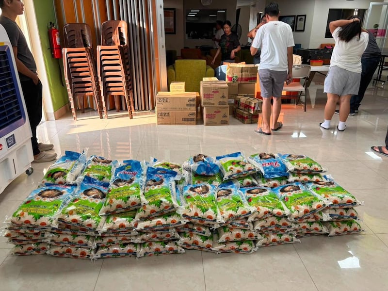 Miembros locales de La Iglesia de Jesucristo de los Santos de los Últimos Días se preparan para transportar 200 kits de alimentos en una lancha alquilada desde la Ciudad de General Santos hacia las personas en Glan y Alabel, el 10 de junio de 2026, tras el reciente terremoto de magnitud 7.8 en Mindanao, Filipinas.